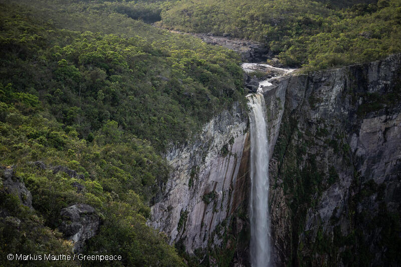 Der Eldorado-Wasserfall stürzt von einer hohen Felswand in ein von dichtem Wald umgebenes Tal.