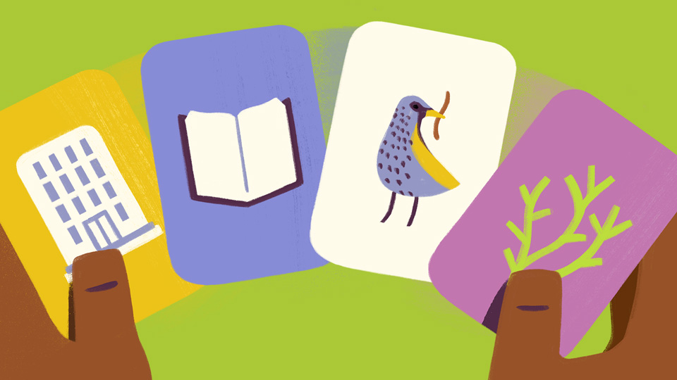 Futurestories Eine Hand hält vier illustrierte Karten - ein Gebäude, ein aufgeschlagenes Buch, einen Vogel mit einem Wurm und einen grünen Pflanzenzweig - vor einem grünen Hintergrund, der die Mission der Futurestories Foundation Über uns widerspiegelt.